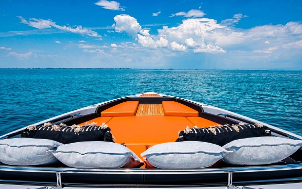 Аренда Cranchi A46 Luxury Tender на Сардинии - диван и лежаки на носу